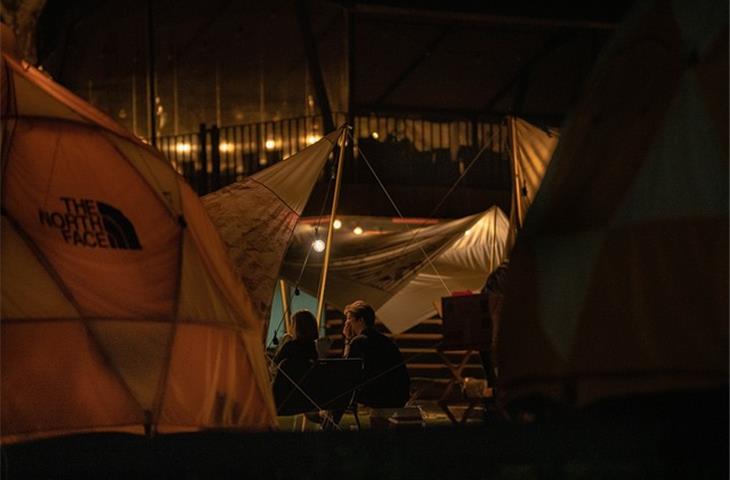 black outdoor hinges