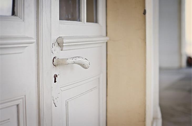 door handle and hinge set