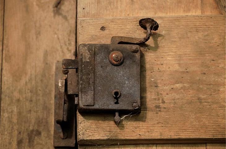 metal cabinet handle lock